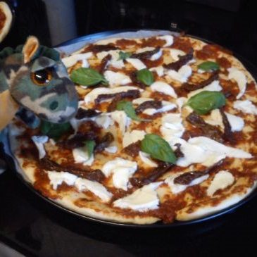 Pizza z suszonymi pomidorami i mozarellą