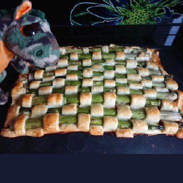 Szparagi w cieście francuskim z pomidorami i boczkiem