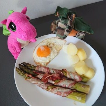 Zielone szparagi zawijane w boczku