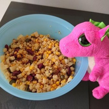 Awaryjna sałatka makaronowa na grilla lub imprezę