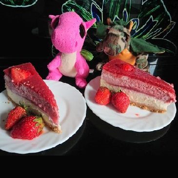 Sernik z musem truskawkowym