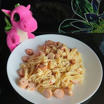 Makaron z parówkami i jajkiem