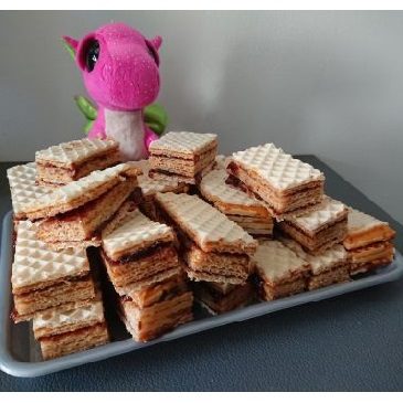 Andrut z masą kajmakową i dżemem porzeczkowym