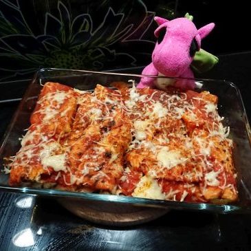 Naleśniki z kurczakiem i warzywami zapiekane z żółtym serem