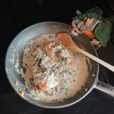 Kurczak z pieczarkami w sosie śmietanowym