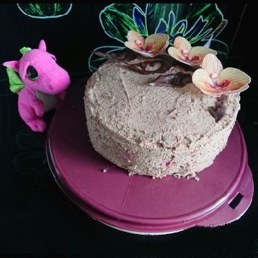 Tort orzechowy z wiśniami i czekoladą