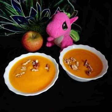Zupa dyniowa z jabłkiem i cynamonem