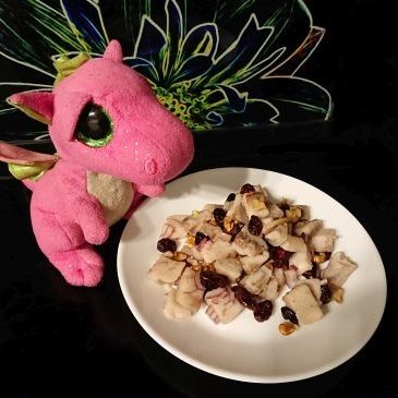 Sałatka śledziowa z żurawiną i orzechami