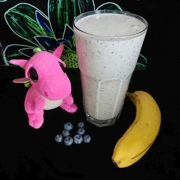 Koktajl białkowy bananowo-borówkowy