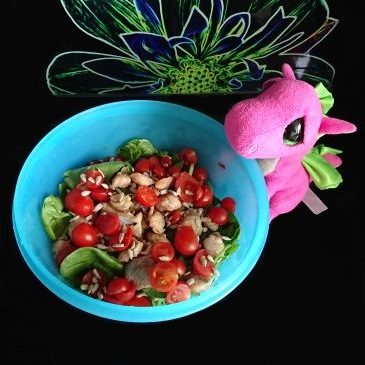 Sałatka z łososiem i pomidorkami