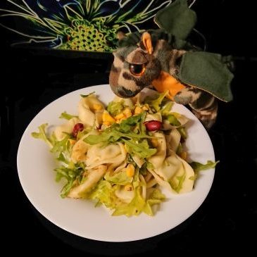 Sałatka z tortellini i kukurydzą