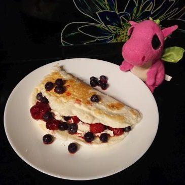 Omlet białkowy na słodko z owocami