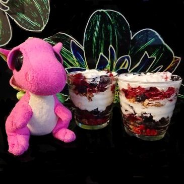 Pucharek z owocami i jogurtem