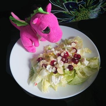 Sałatka z wiśniami i migdałami