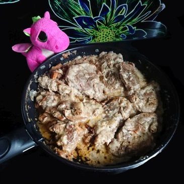Wieprzowa łopatka duszona w kurkach