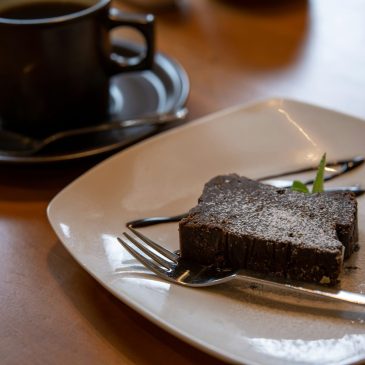 Biszkopt czekoladowy bez pieczenia – czy to możliwe? Przepis i inspiracje