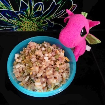 sałatka śledziowa z ogórkami i jajkiem