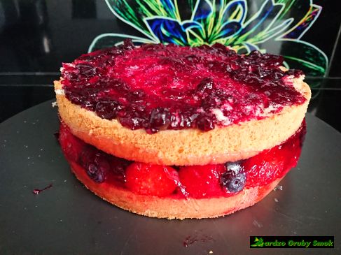 tort kakaowy z galaretką i owocami