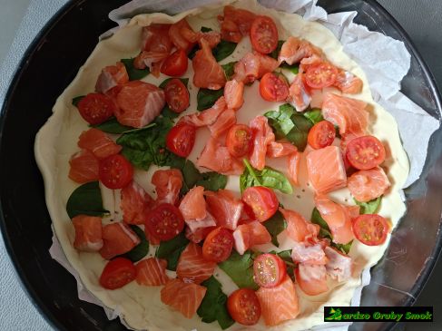 tarta z łososiem i pomidorkami