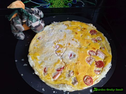 tarta z łososiem i pomidorkami