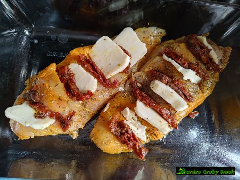 kurczak zapiekany z halloumi i suszonymi pomidorami