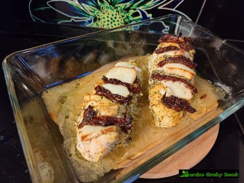 kurczak zapiekany z halloumi i suszonymi pomidorami