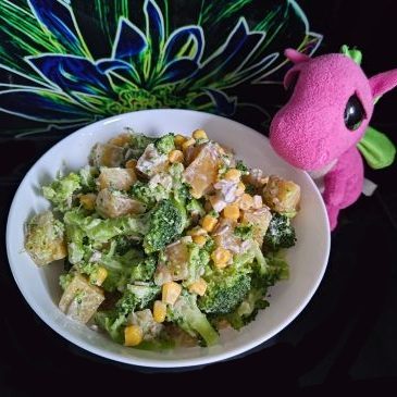 Sałatka z brokułami i ananasem