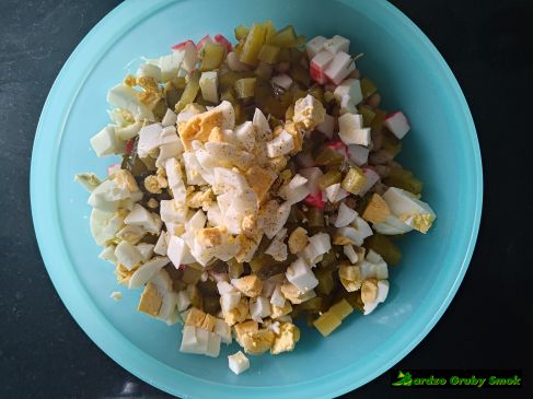 sałatka z ogórkiem kiszonym i surimi