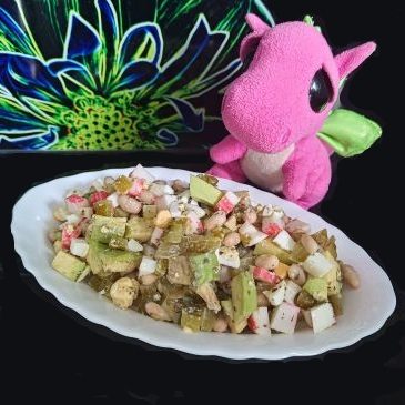 Sałatka z kiszonym ogórkiem i surimi