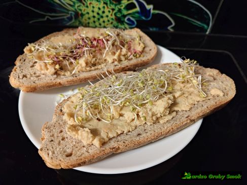hummus na kanapkach z kiełkami