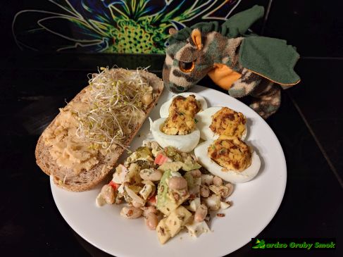 kanapka z hummusem, faszerowane jajka i sałatka z surimi